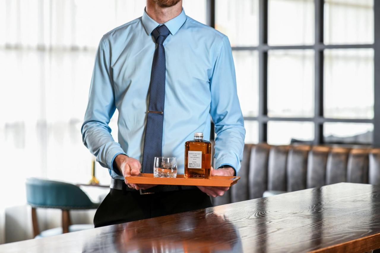 Powerhouse Hotel Tamworth By Rydges Екстер'єр фото A butler serving drinks