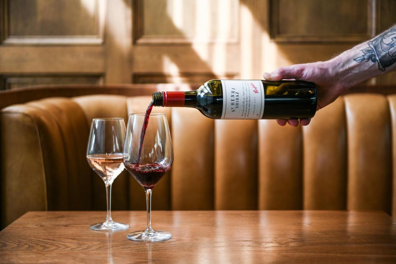 Powerhouse Hotel Tamworth By Rydges Екстер'єр фото Wine being poured