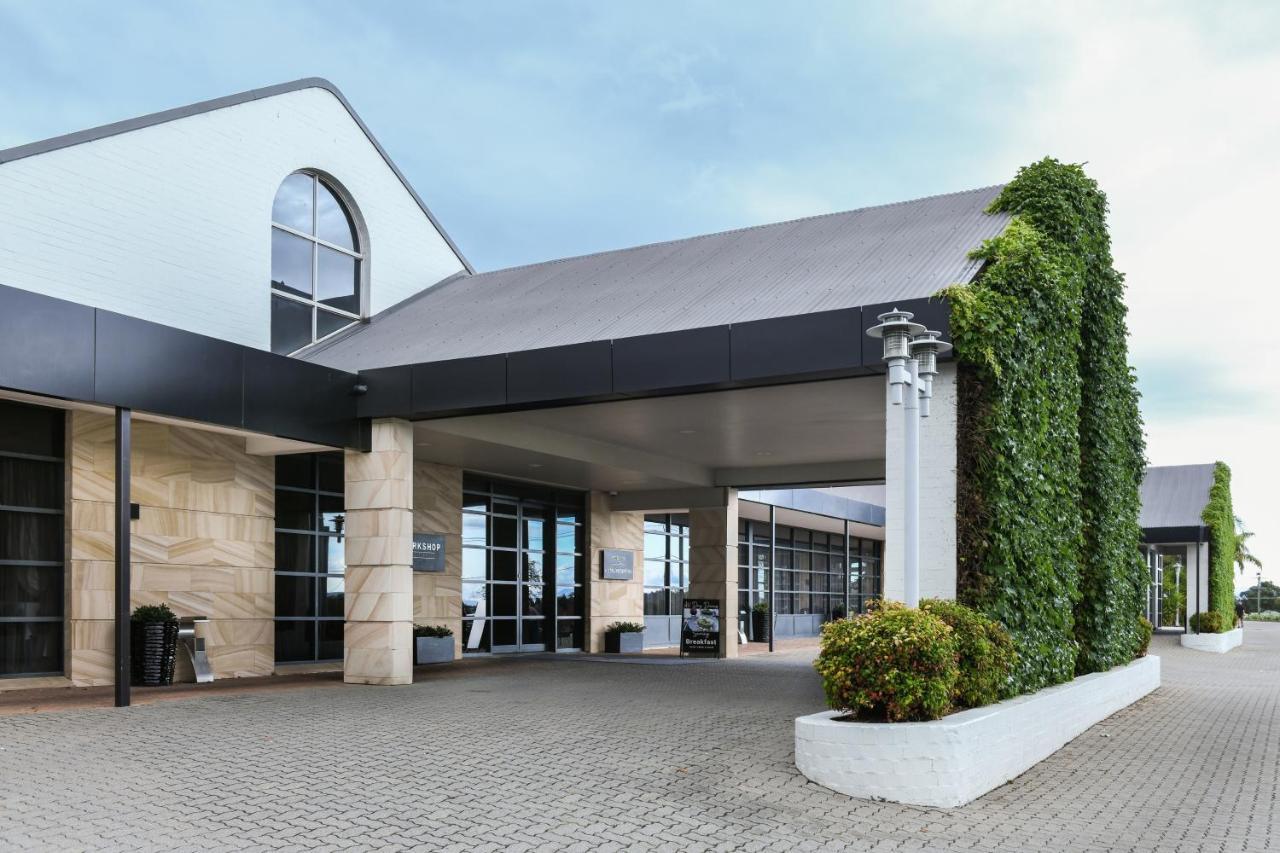 Powerhouse Hotel Tamworth By Rydges Екстер'єр фото The entrance to the hotel
