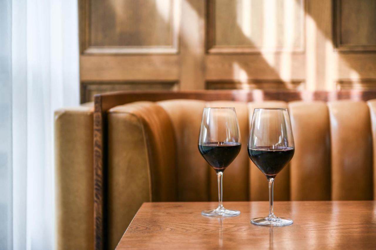 Powerhouse Hotel Tamworth By Rydges Екстер'єр фото Wine at the restaurant