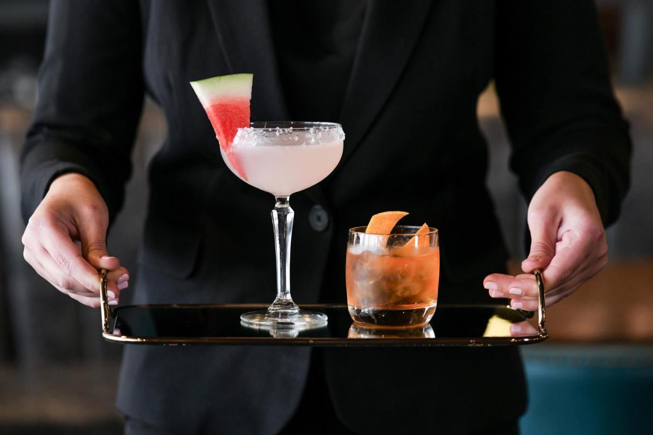 Powerhouse Hotel Tamworth By Rydges Екстер'єр фото A server holding a tray of cocktails