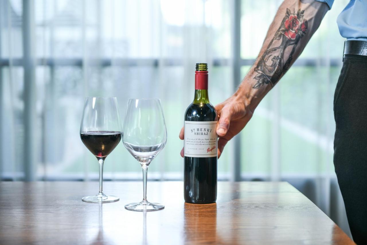 Powerhouse Hotel Tamworth By Rydges Екстер'єр фото A wine server holding a bottle of wine