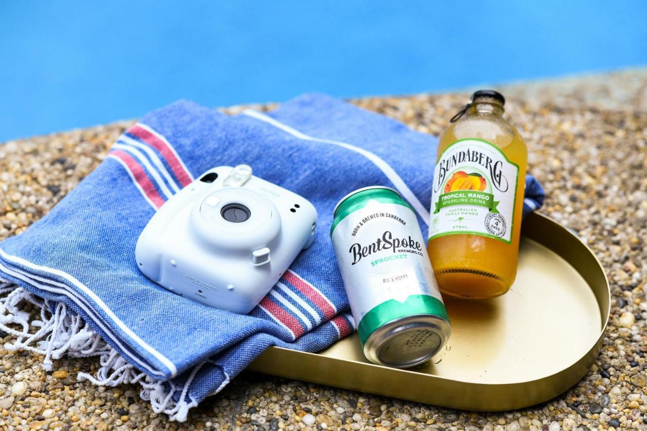 Powerhouse Hotel Tamworth By Rydges Екстер'єр фото A bottle of San Miguel and a can of San Miguel Zero