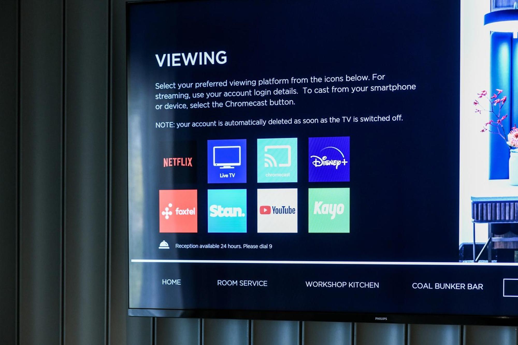 Powerhouse Hotel Tamworth By Rydges Екстер'єр фото A television with a built-in Chromecast
