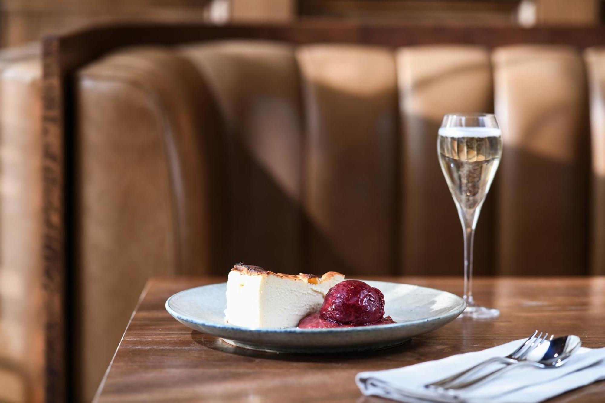 Powerhouse Hotel Tamworth By Rydges Екстер'єр фото A glass of Champagne with a dessert