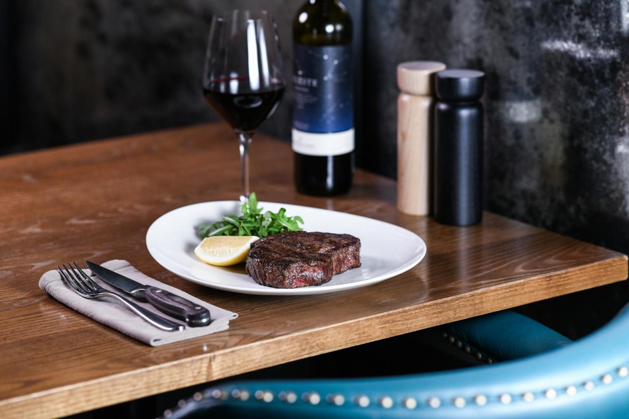 Powerhouse Hotel Tamworth By Rydges Екстер'єр фото A steak and wine dinner
