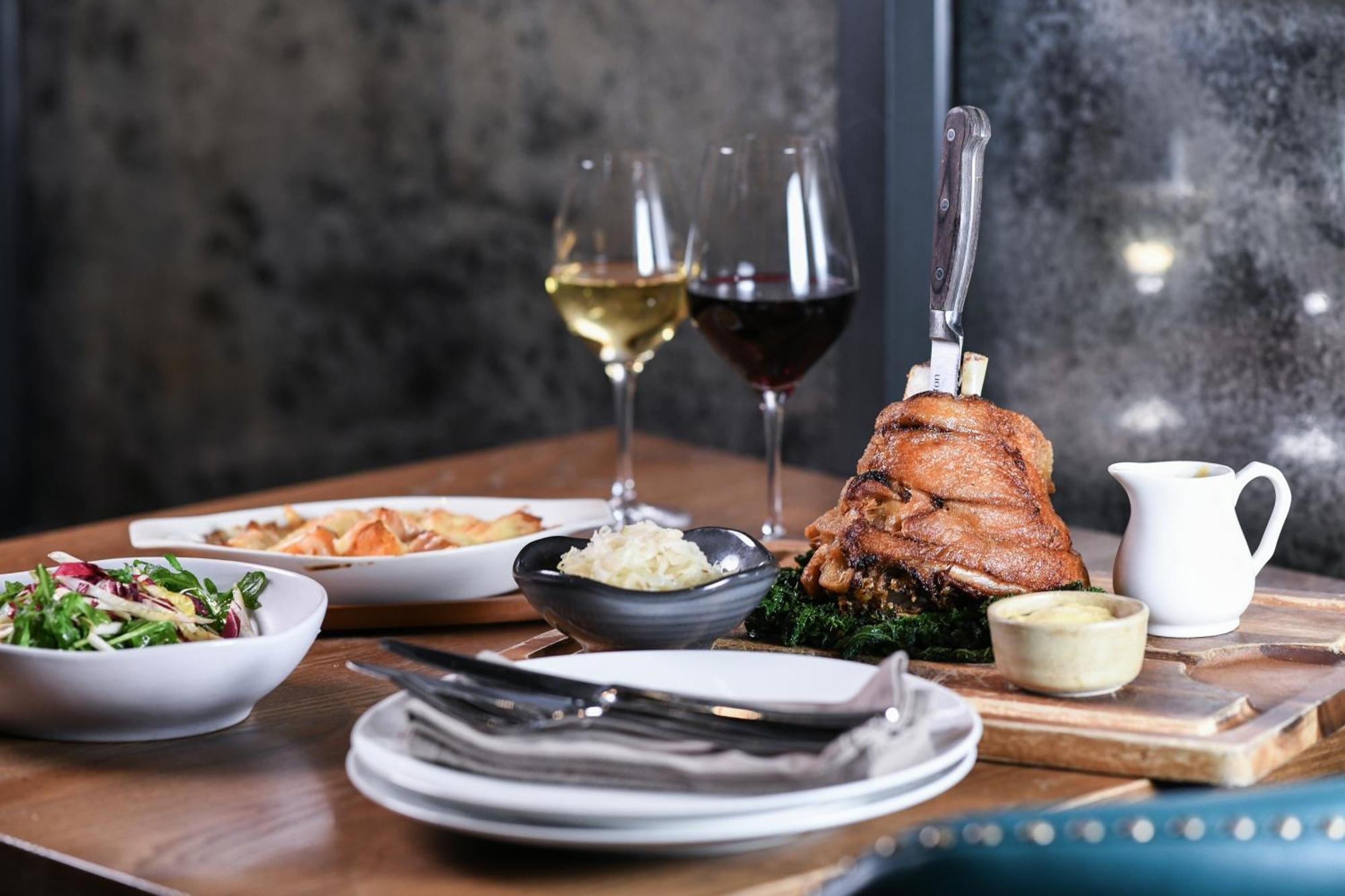 Powerhouse Hotel Tamworth By Rydges Екстер'єр фото A meal at the restaurant