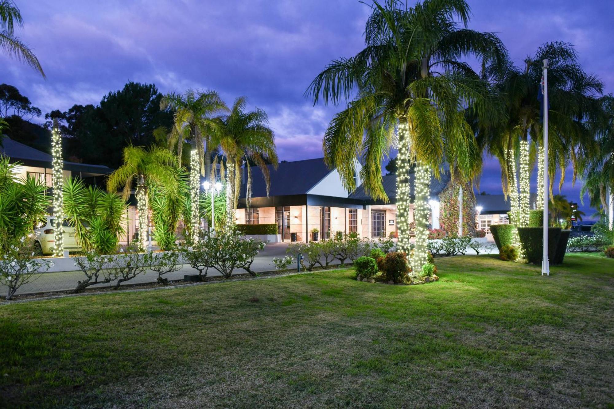 Powerhouse Hotel Tamworth By Rydges Екстер'єр фото The clubhouse at the Royal Pines Resort