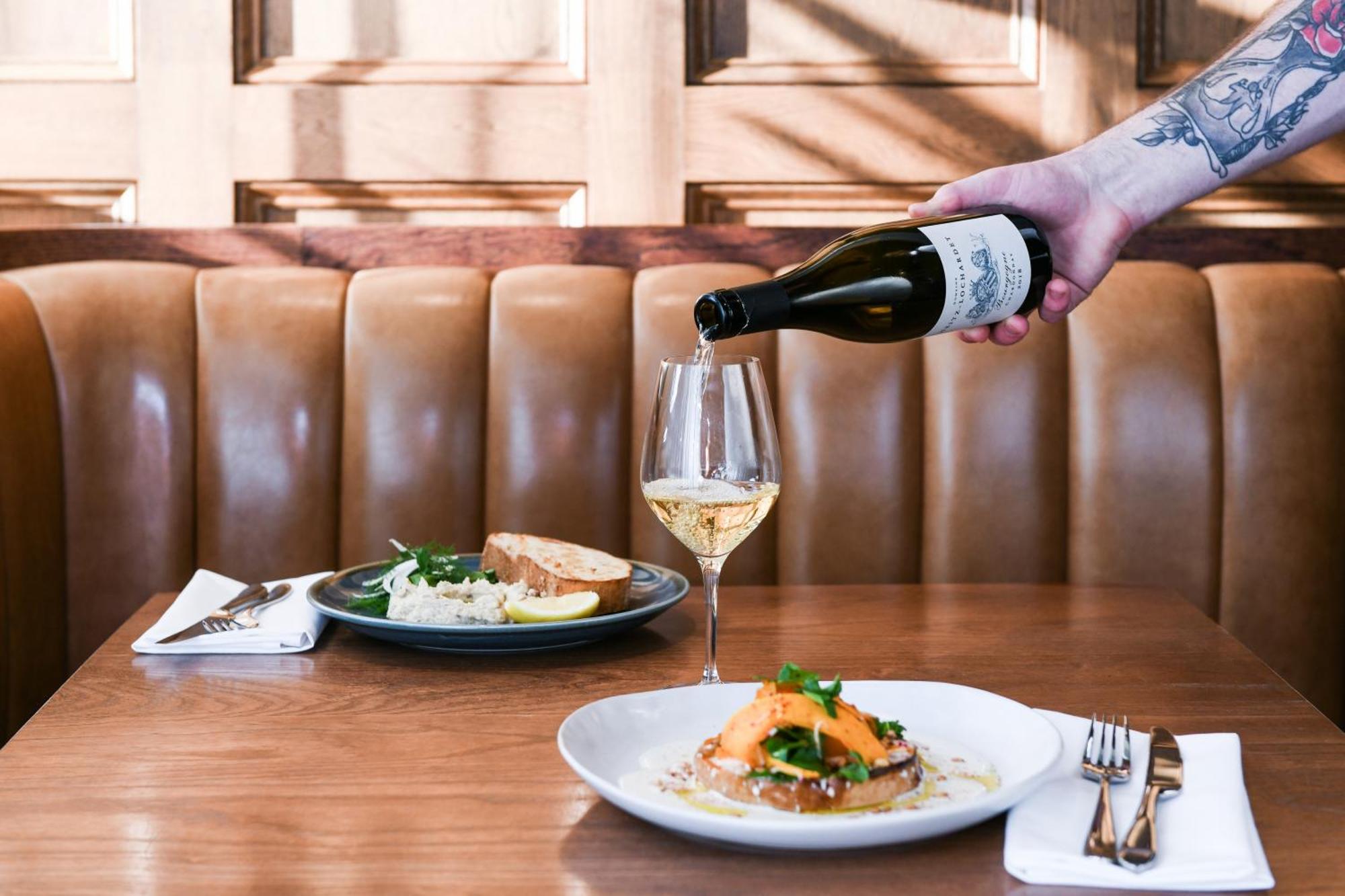 Powerhouse Hotel Tamworth By Rydges Екстер'єр фото A server pours wine at a restaurant