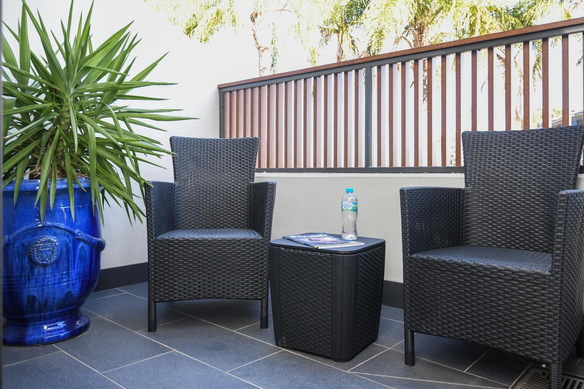 Powerhouse Hotel Tamworth By Rydges Екстер'єр фото A balcony in a hotel